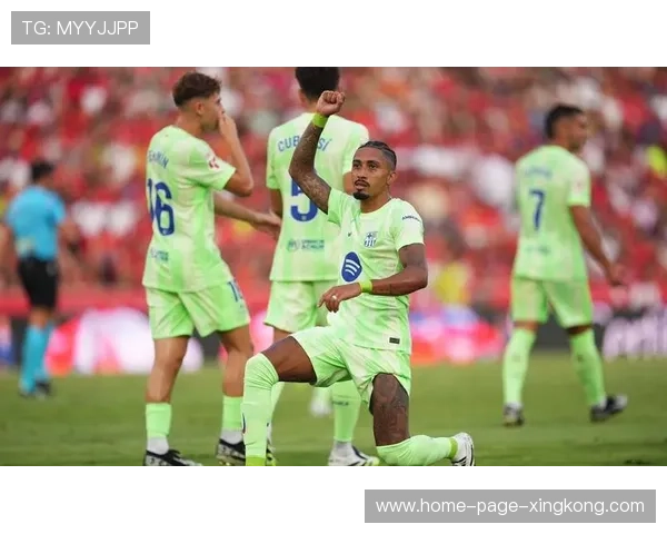 巴萨边路策动快攻，拉菲尼亚抽射直挂死角